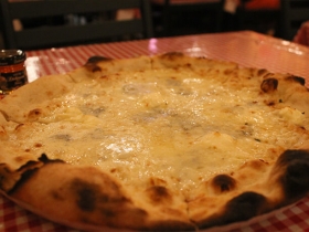 クアトロ・フォマジオのピザ