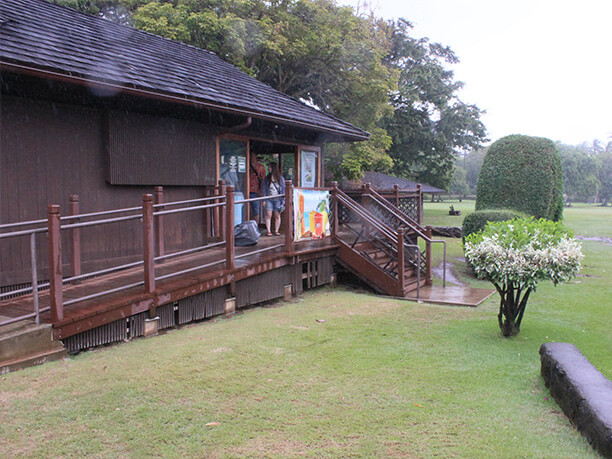 入り口のすぐ左手にある小屋