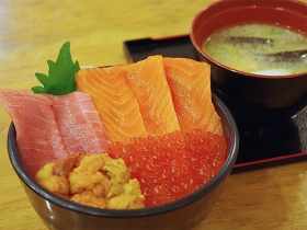 新鮮なネタを使った海鮮丼