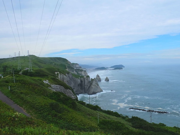 緑のベルトと断崖が生む トッカリショ展望台 の絶景 Jtrip Smart Magazine 北海道
