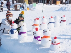 沢山の小さな雪だるま