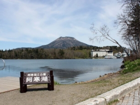 阿寒湖看板と湖1