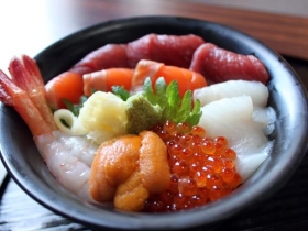 海鮮がわんさとのった海鮮丼