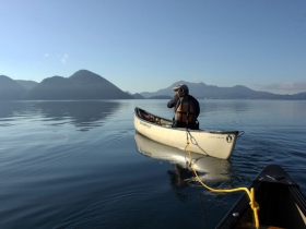 中島や湖周辺の山々の雄大な景色