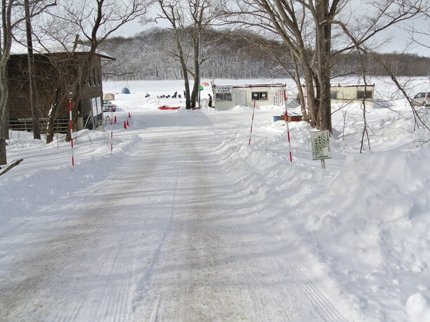 ワカサギ釣りの受付を兼ねた管理事務所