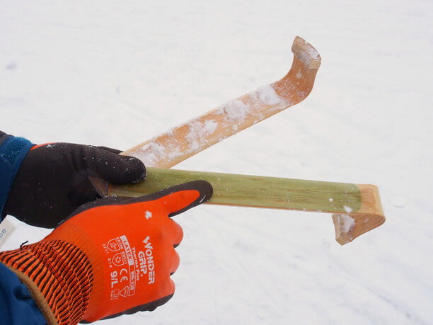 二本スティック状になっている道具は「竹スキー」