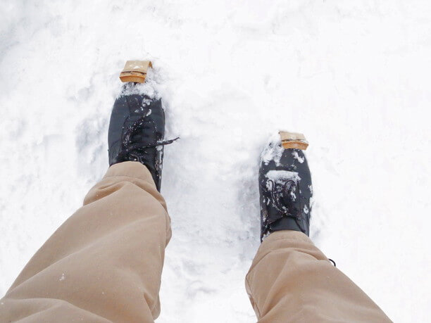 竹の曲がった部分を靴先に引っ掛けて雪の上を滑る道具