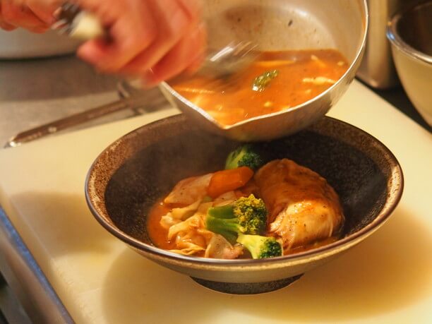 たっぷりの野菜と一緒に注がれるスープカレー