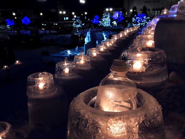 幻想的な冬のイベントが氷灯り（ひあかり）の街もんべつ