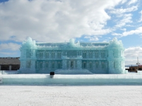 大きな氷の建物