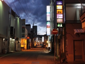 たくさんの看板に灯りがともる夕暮れ