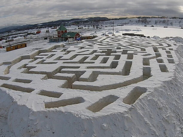 雪で作った巨大迷路