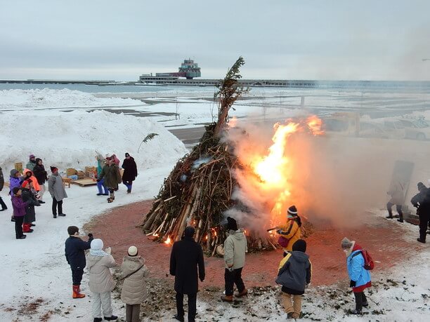 野外で陶器を焼く流氷野焼き