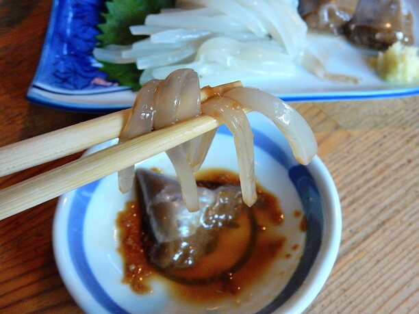 ゴロを溶かした醤油につけて食べるイカ刺し