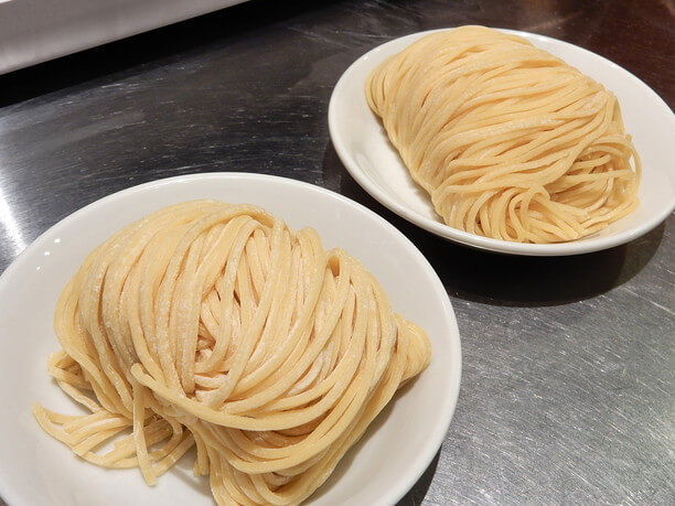 札幌の製麺所・森住製麺に特注している麺