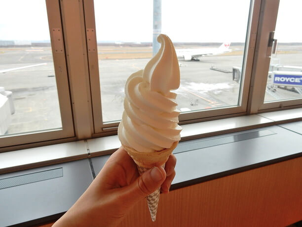 道産の牛乳と生クリームを使って空港内で製造する限定品