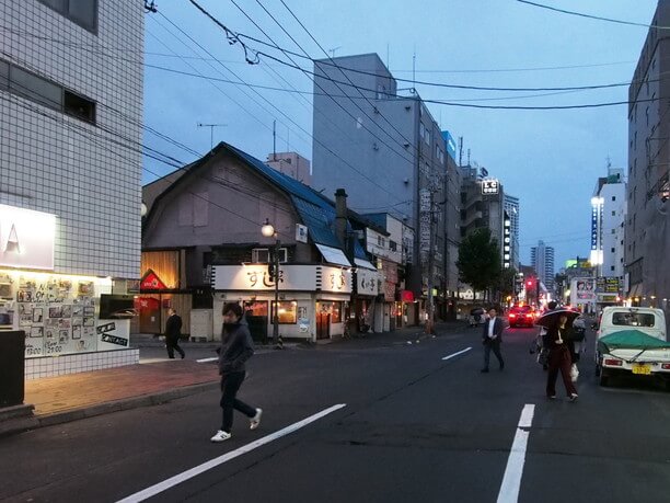 すすきのの角地に面した建物