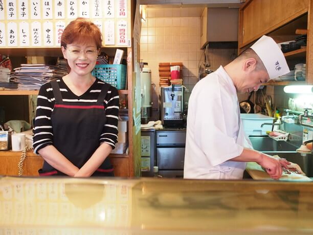 スタッフの千葉さんと職人さん