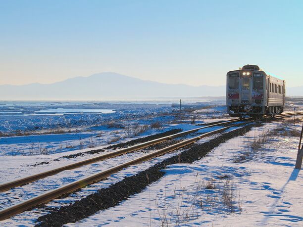 美しい大自然のなかを走る電車