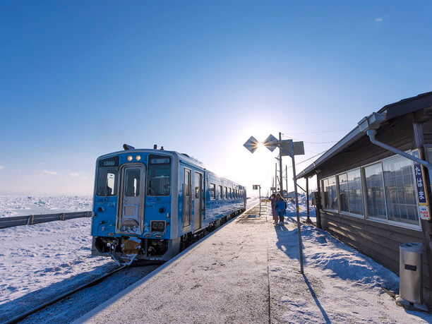 雪景色のホーム