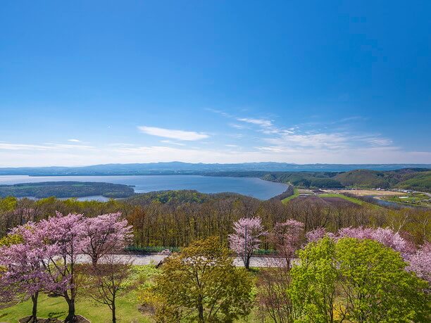 ホーツク海の美しい海岸線と遠くの山並み