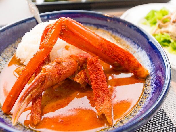 カニの旨味溢れる「網走産アブラガニとズワイカニのレッドカレー」