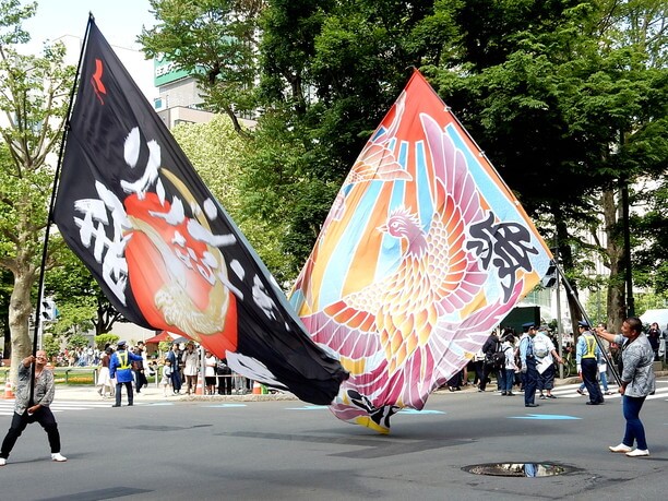 大きな旗を芸術的に振ったダイナミックな動き