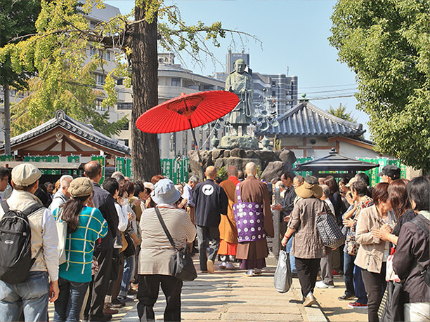 境内を歩く四天王寺の僧侶