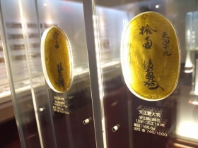 珍しい大判小判やメダル・金属工芸品の展示