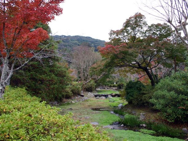 回遊式日本庭園が広がる園内