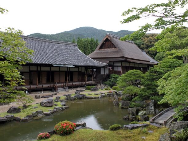 庭から眺める醍醐寺