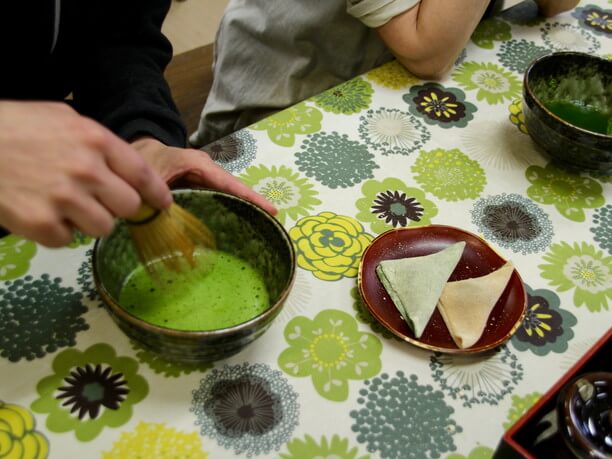 抹茶を立てる