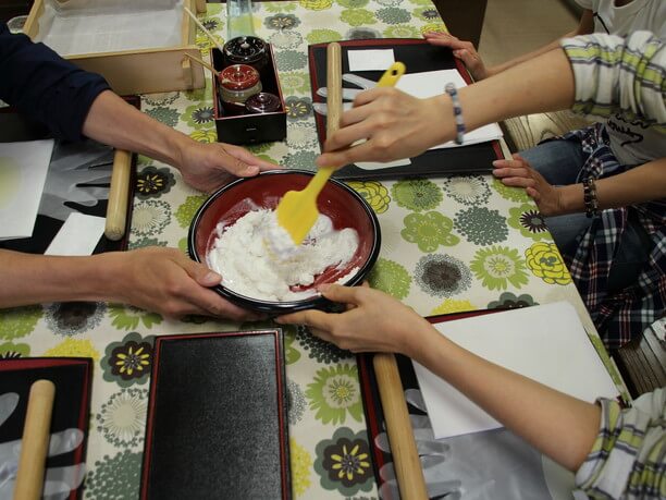 水と生地を混ぜる