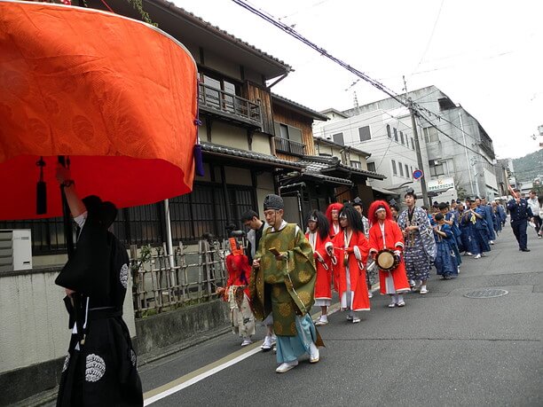 やすらい祭傘招き