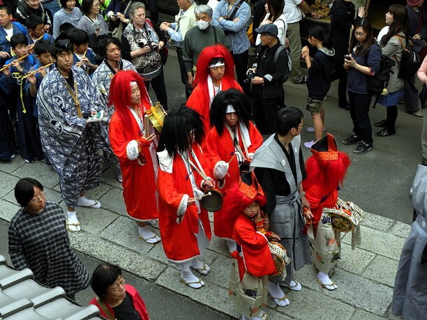 やすらい祭り練り歩く