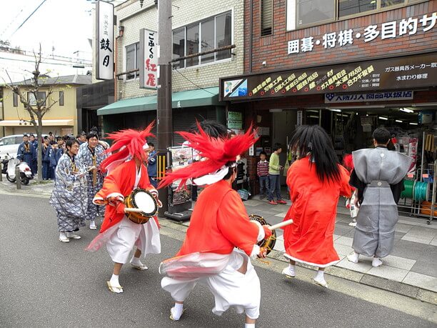 やすらい祭ダイナミックなジャンプ