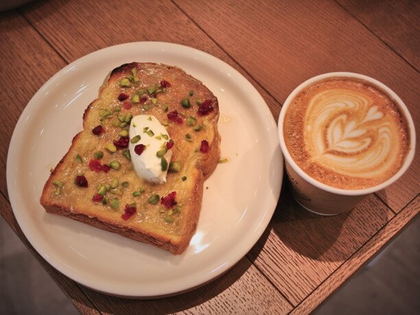 トーストとカフェラテ