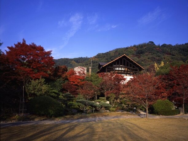 紅葉した本館外観庭園