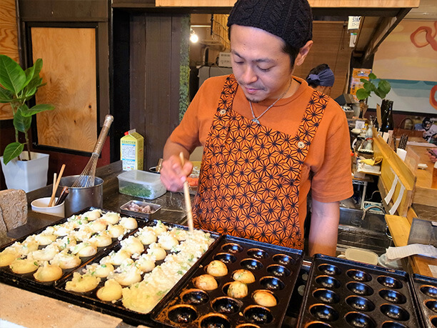 たこ焼きを焼いている様子