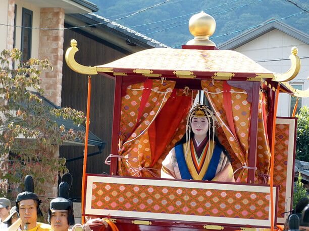 嵯峨嵐山駅の方へ進む行列