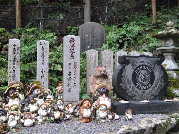 「タヌキダニのお不動さん」の狸たち