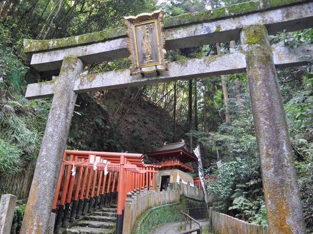 朱塗りの鳥居が並ぶ「白龍弁財天」