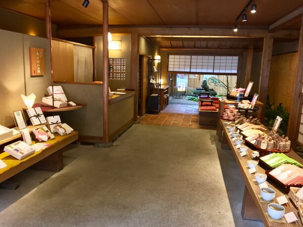 数寄屋造の店内