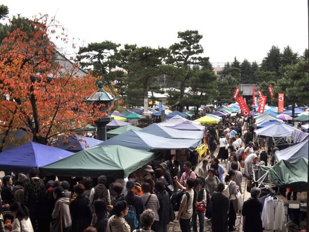 大勢の人で賑わう手づくり市