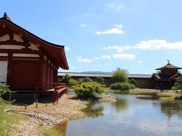 複雑な形状の池の周りに建つ建物