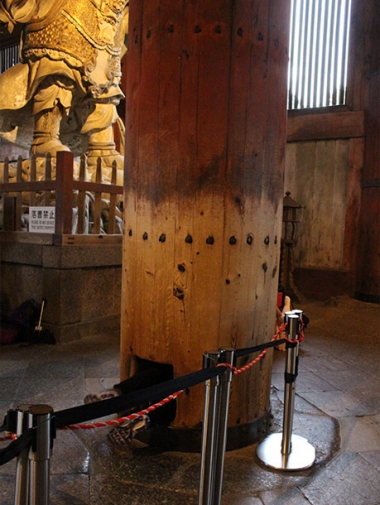 大仏さんの鼻の穴と同じ大きさと言われる穴