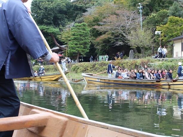 保津川下りの船と出合う