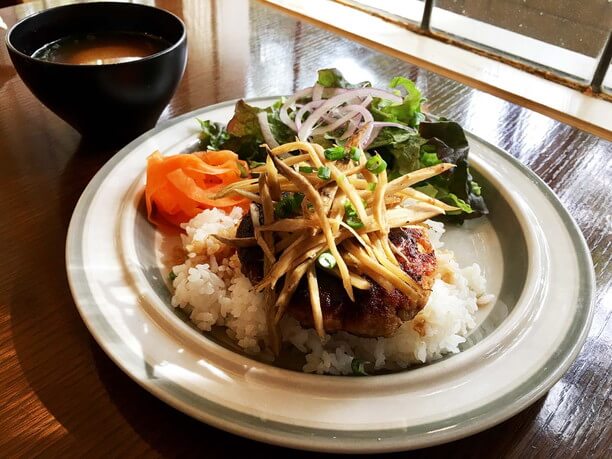 YAMANEKO風デリシャス丼、味噌汁付