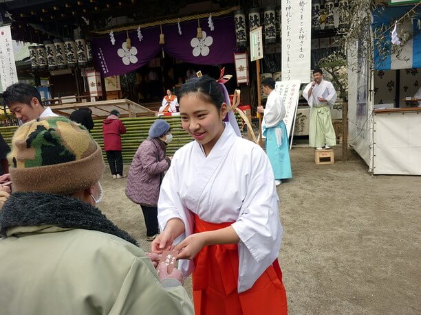 神事に参加している巫女さんや宮司さん