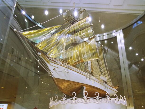 真珠と金で造られた帆船模型